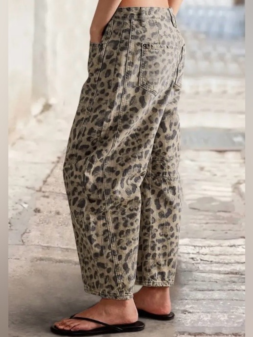 Flamingals Leopard Stitch Detail Mid Rise Barrel Leg Crop Jeans Size Large NWT - Picture 6 of 15